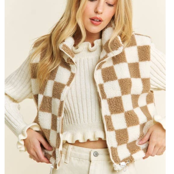 Brand New Women's Checkered Sherpa Vest - Picture 1 of 6